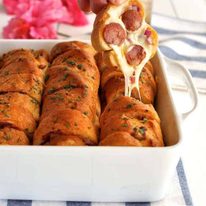 Pull Apart Garlic Pizza Bread - every piece is like a mini pizza! Can be made ahead and even reheated in the microwave.